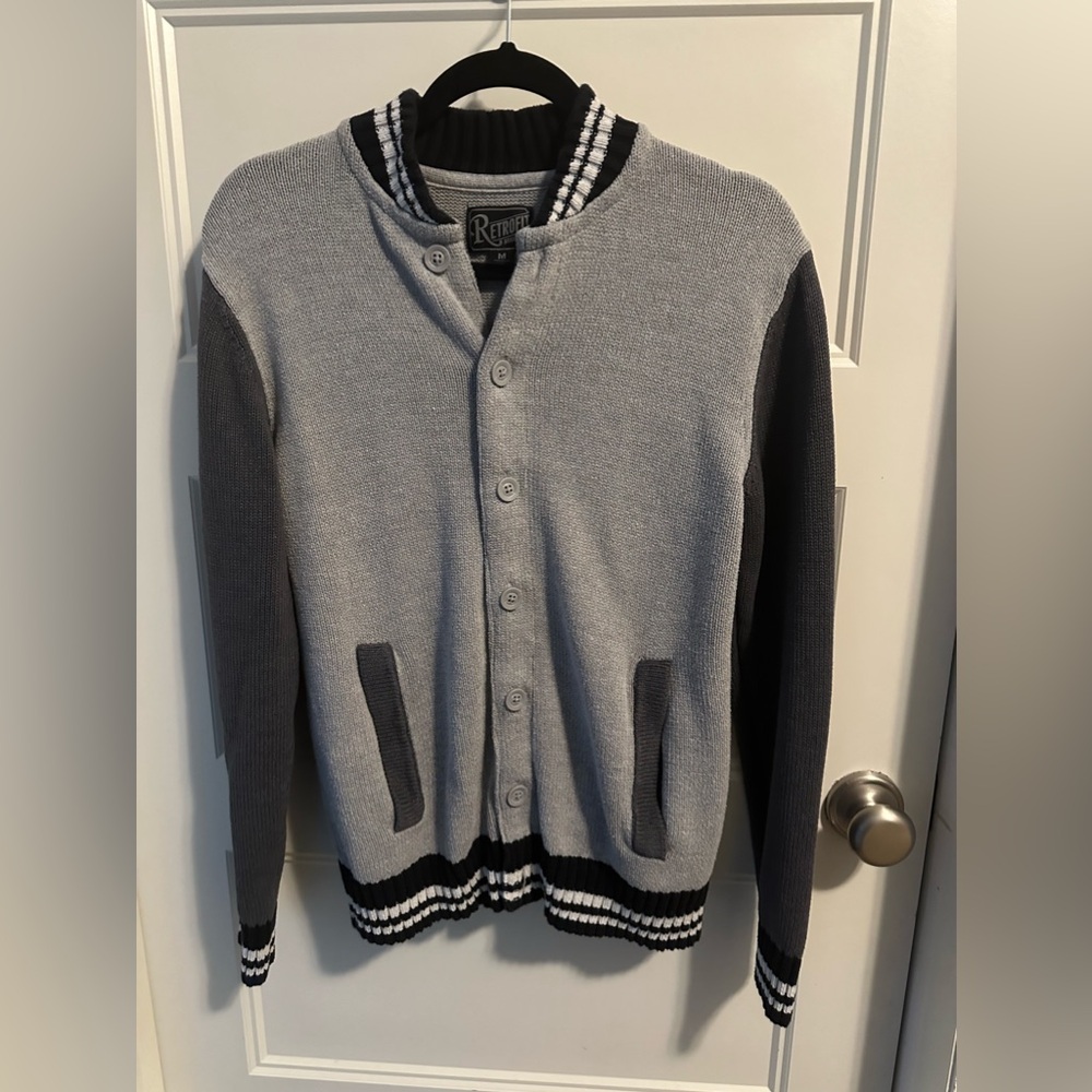 Medium Retrofit Sweater - Stylish & Cozy
